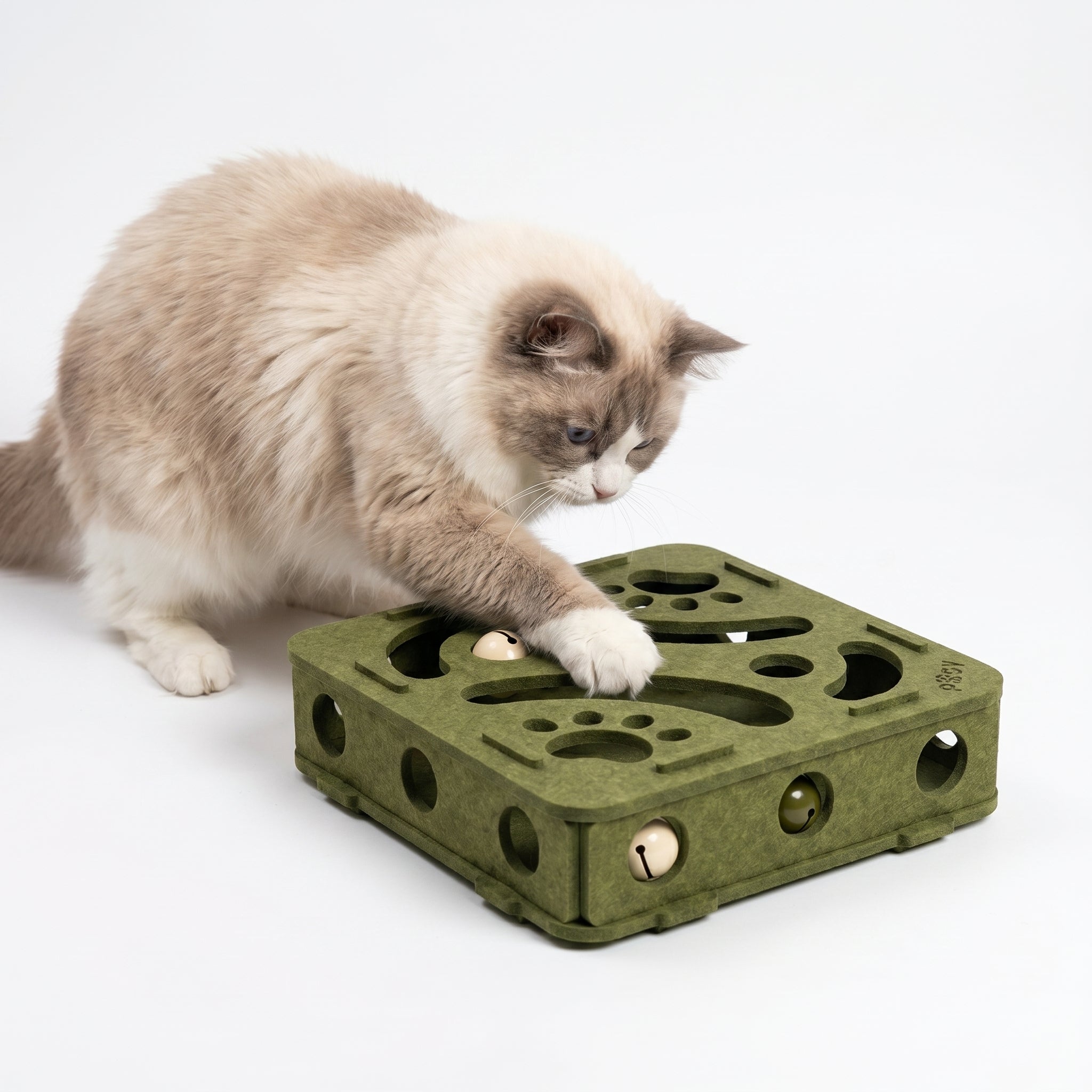 Caixa túnel de feltro com bolinha para gatos Pugy — gato entrando pelo orifício lateral
