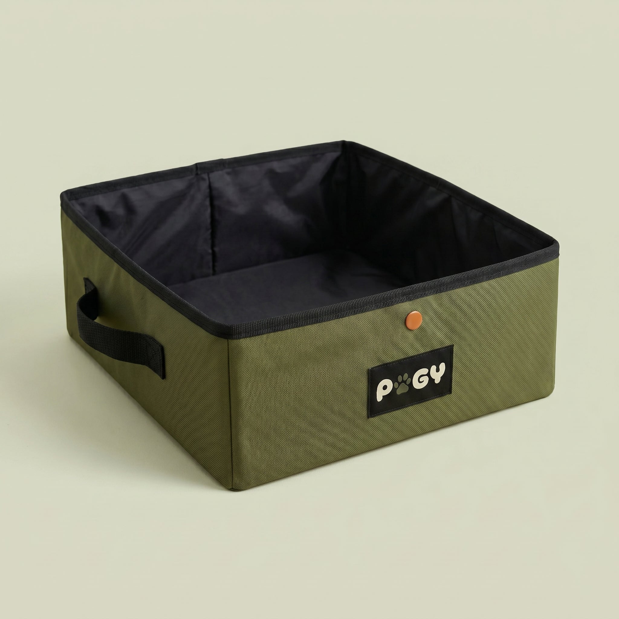 Caixa de areia dobrável portátil Pugy Clean Travel — lifestyle com gato tabby ao lado em sala