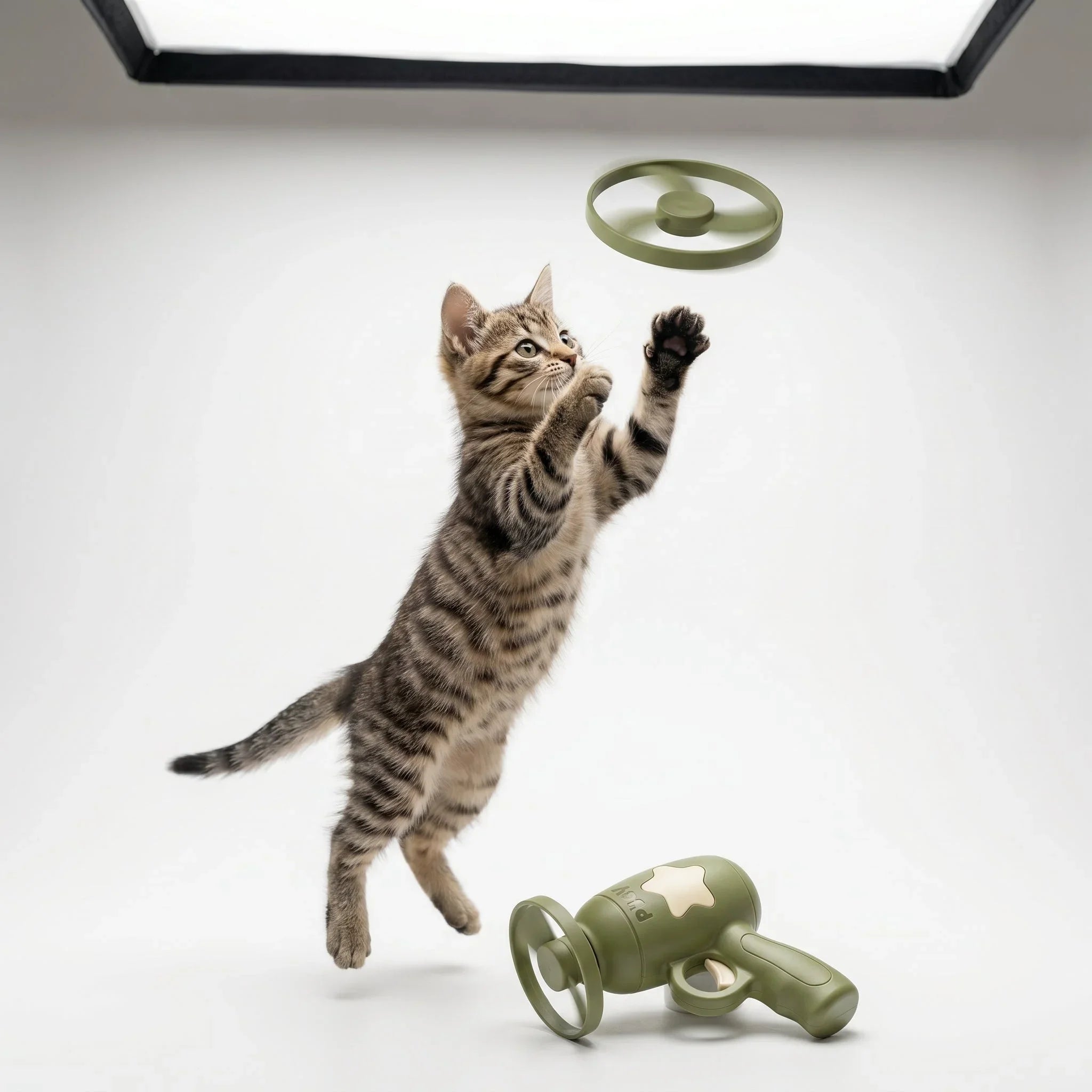 Pistola lança-libélula interativa para gatos Pugy — gato pulando para pegar libélula no ar